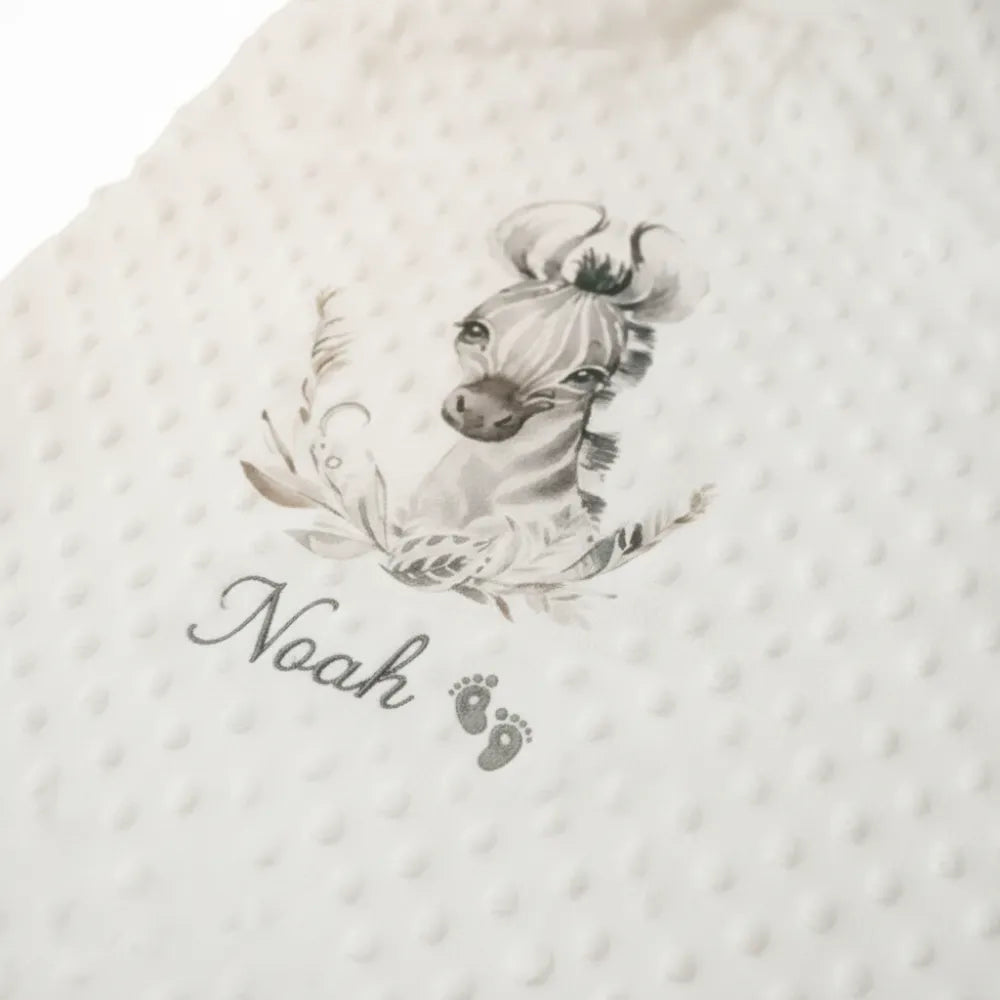 Détail personnalisation prénom Noah sur gigoteuse bébé personnalisée minky – création artisanale - Les Créations des A