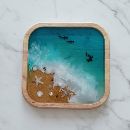 Plateau décoratif Océan en résine artisanale 25 × 25 cm avec effet lagon, sable naturel, coquillages et requins, réalisé à la main - Les Créations des A