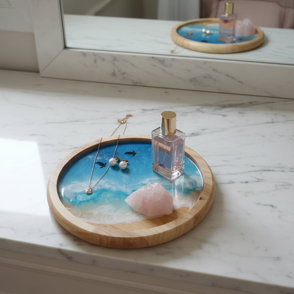 Plateau décoratif rond en résine effet océan présenté en décoration intérieure, création artisanale inspirée des lagons tropicaux - Les Créations des A