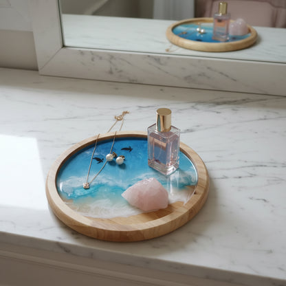 Plateau décoratif rond en résine effet océan présenté en décoration intérieure, création artisanale inspirée des lagons tropicaux - Les Créations des A