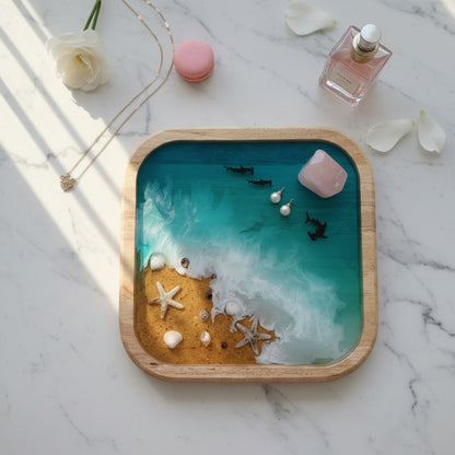Plateau décoratif Océan en résine artisanale 25 × 25 cm avec requin marteau, sable naturel, coquillages et effet lagon - Les Créations des A