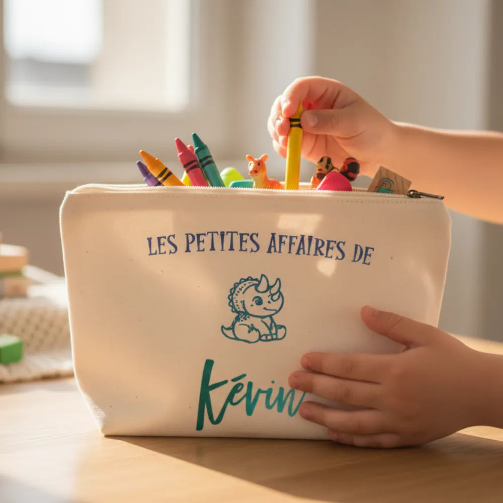 Pochette personnalisée enfant utilisée pour ranger crayons et affaires d’école - Les Créations des A