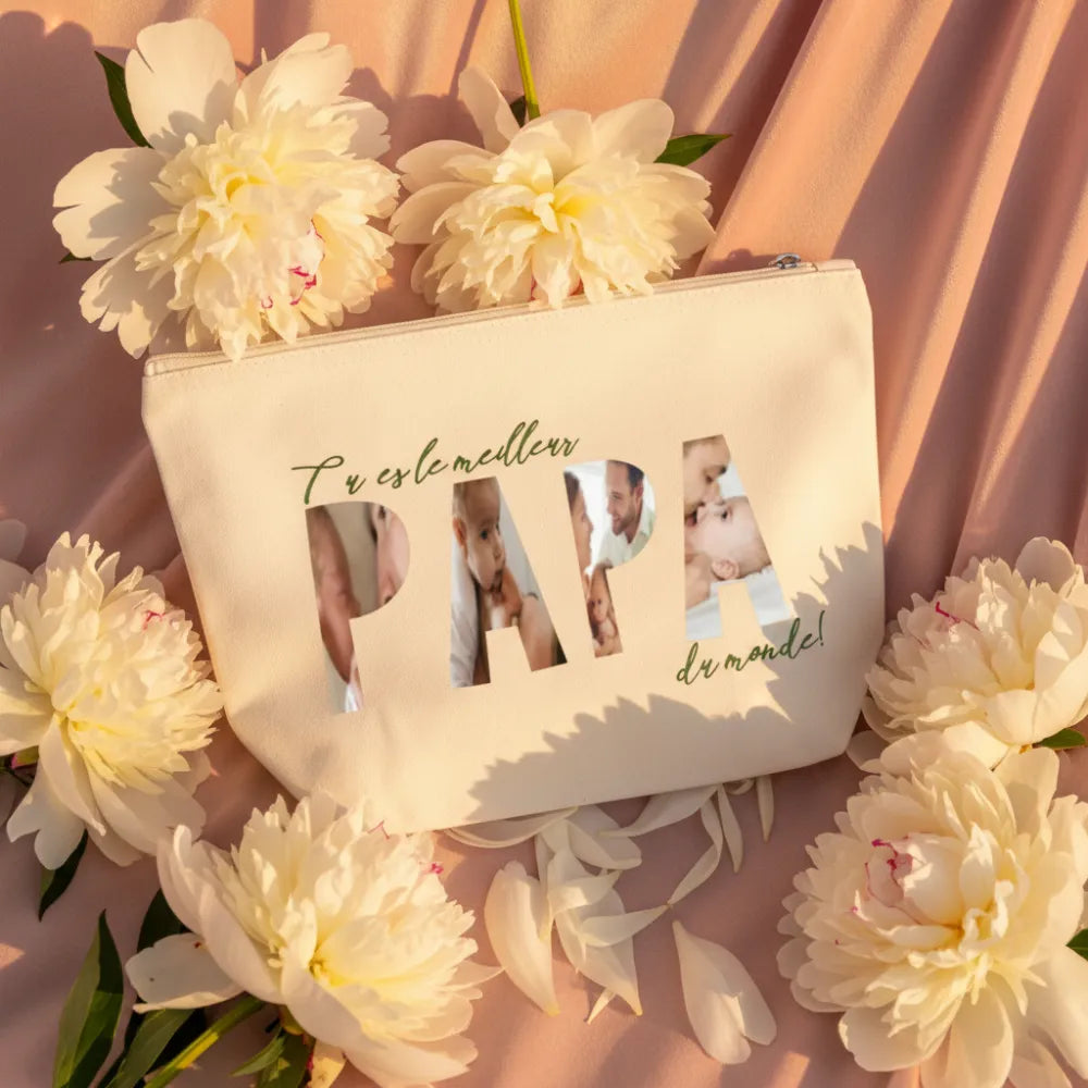 Pochette toile beige "Le meilleur des PAPAS c'est moi" avec collage photos, posée sur velours rose avec pivoines blanches – Cadeau Fête des Pères – Les Créations des A