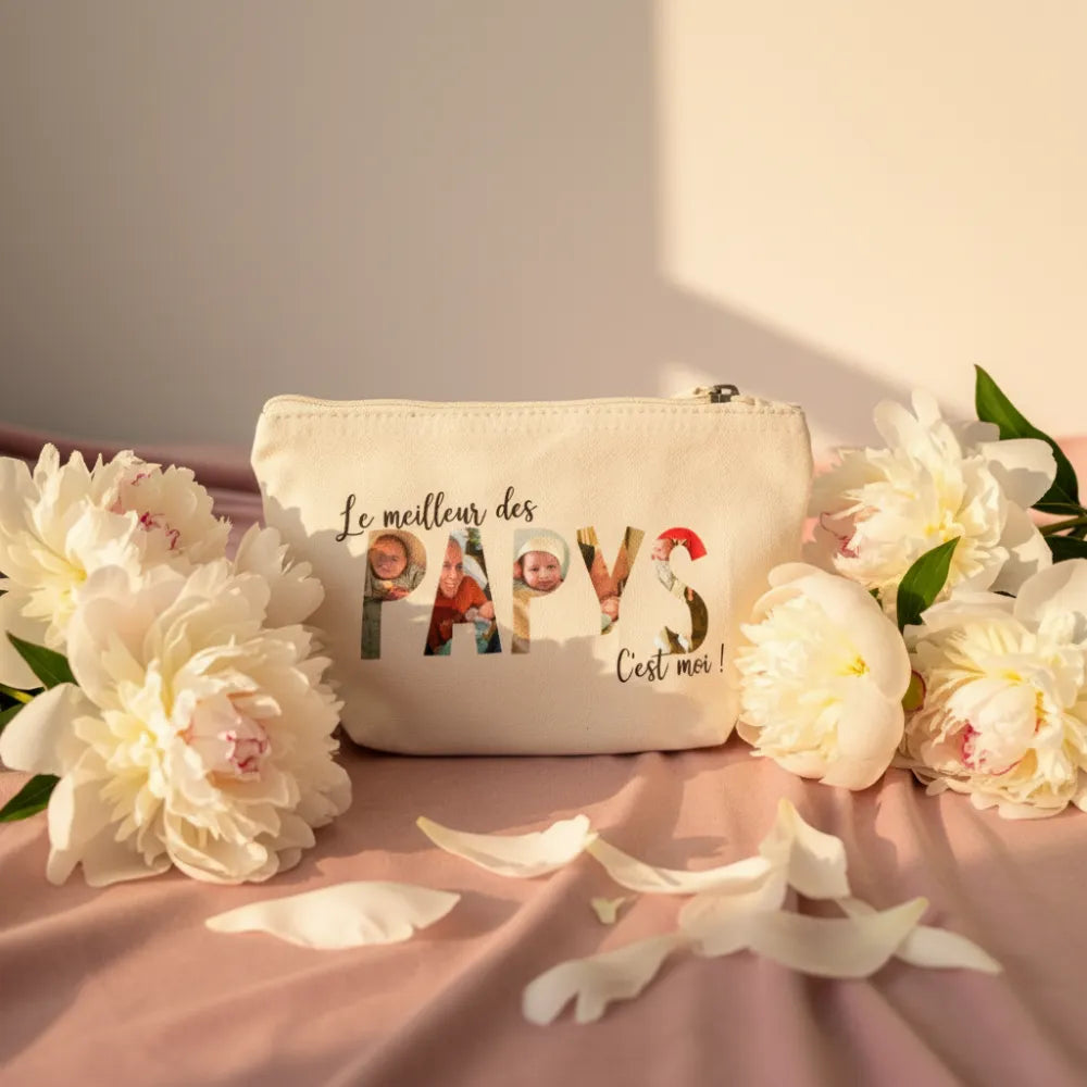 Pochette toile beige "Le meilleur des PAPYS c'est moi" avec collage photos famille, posée sur velours rose avec pivoines blanches – Cadeau Fête des Grands-Pères – Les Créations des A