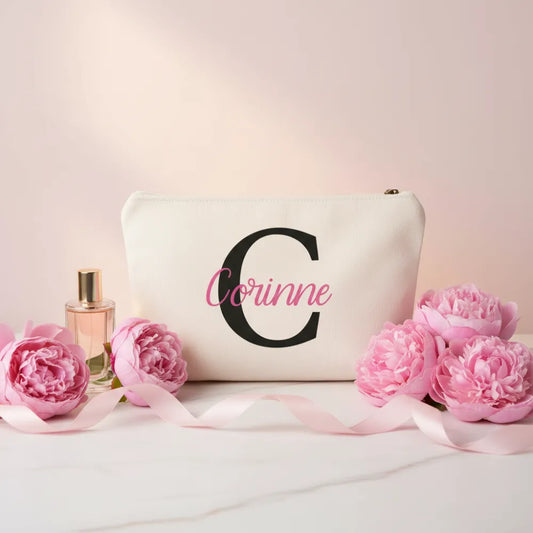 Pochette personnalisée lettre C avec prénom Corinne en script rose, entourée de pivoines roses et d'un flacon de parfum doré - Les Créations des A