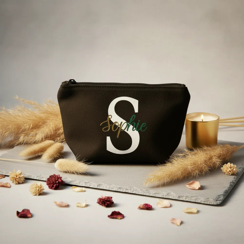 Pochette noire personnalisée avec grande lettre S blanche et prénom Sophie en script arc-en-ciel, fond pierre gris clair - Les Créations des A