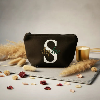 Pochette noire personnalisée avec grande lettre S blanche et prénom Sophie en script arc-en-ciel, fond pierre gris clair - Les Créations des A