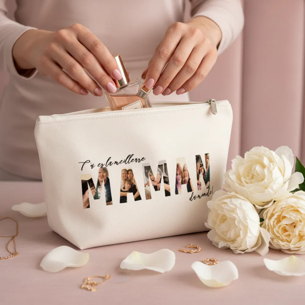 Mains féminines tenant une pochette personnalisée Maman en toile beige avec collage photos, entourée de roses roses et pétales - Les Créations des A