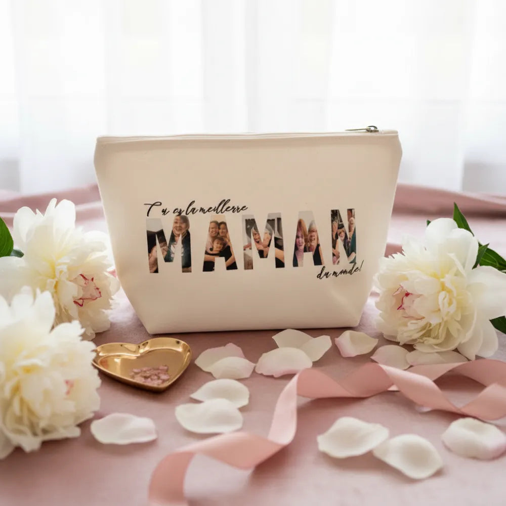 Pochette personnalisée "C'est la meilleure Maman du monde" en toile beige avec collage photos, sur velours rose avec pivoines blanches et pétales - Les Créations des A