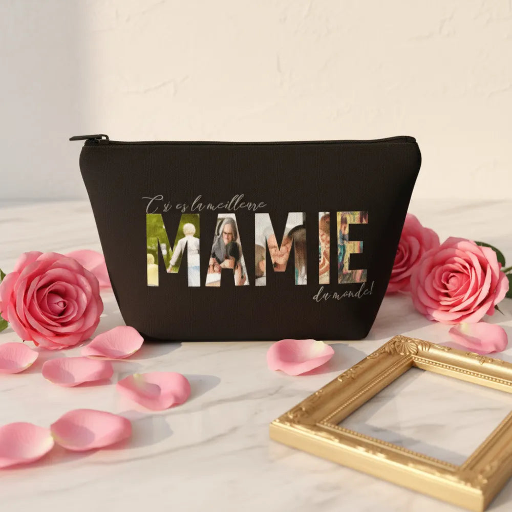 Pochette noire personnalisée "C'est la meilleure Mamie du monde" avec collage photos, posée avec des roses roses, idée cadeau grand-mère - Les Créations des A