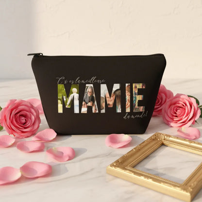 Pochette noire personnalisée "C'est la meilleure Mamie du monde" avec collage photos, posée avec des roses roses, idée cadeau grand-mère - Les Créations des A