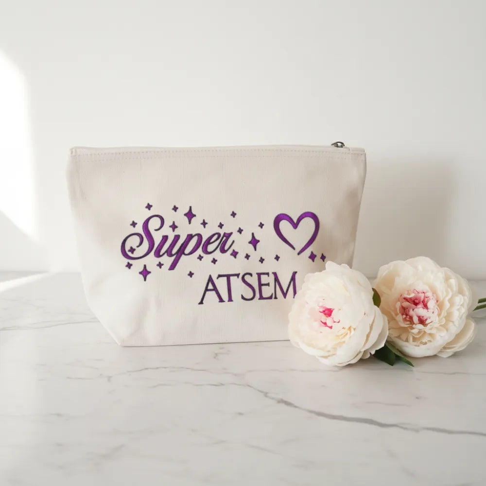 Pochette toile beige "Super ATSEM" avec cœur violet, sur fond marbré blanc avec pivoines – Cadeau fin d'année ATSEM – Les Créations des A