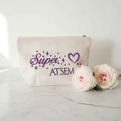 Pochette toile beige "Super ATSEM" avec cœur violet, sur fond marbré blanc avec pivoines – Cadeau fin d'année ATSEM – Les Créations des A