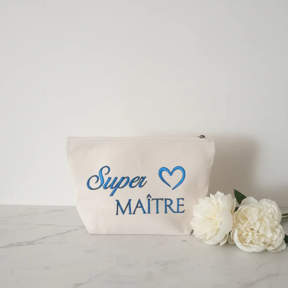 Pochette toile beige "Super Maître" avec cœur bleu, sur fond marbré blanc avec pivoines – Cadeau fin d'année instituteur – Les Créations des A