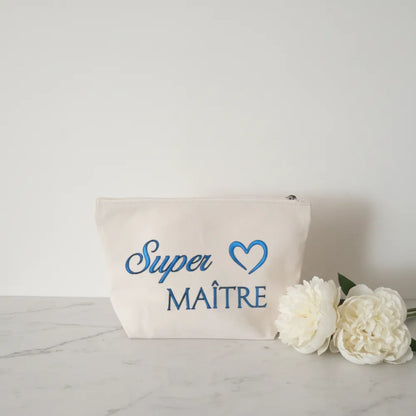 Pochette toile beige "Super Maître" avec cœur bleu, sur fond marbré blanc avec pivoines – Cadeau fin d'année instituteur – Les Créations des A