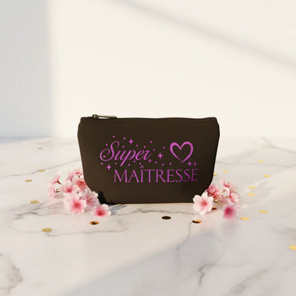 Pochette noire "Super Maîtresse" avec cœur, posée sur fond blanc avec fleurs roses – Cadeau fin d'année maîtresse – Les Créations des A