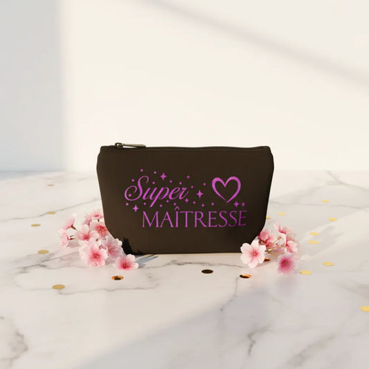 Pochette noire "Super Maîtresse" avec cœur, posée sur fond blanc avec fleurs roses – Cadeau fin d'année maîtresse – Les Créations des A