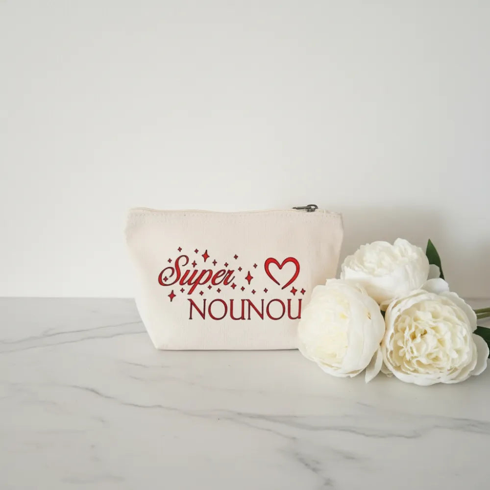 Pochette toile beige "Super Nounou" avec cœur rouge, sur fond marbré blanc avec pivoines – Cadeau original pour nounou – Les Créations des A