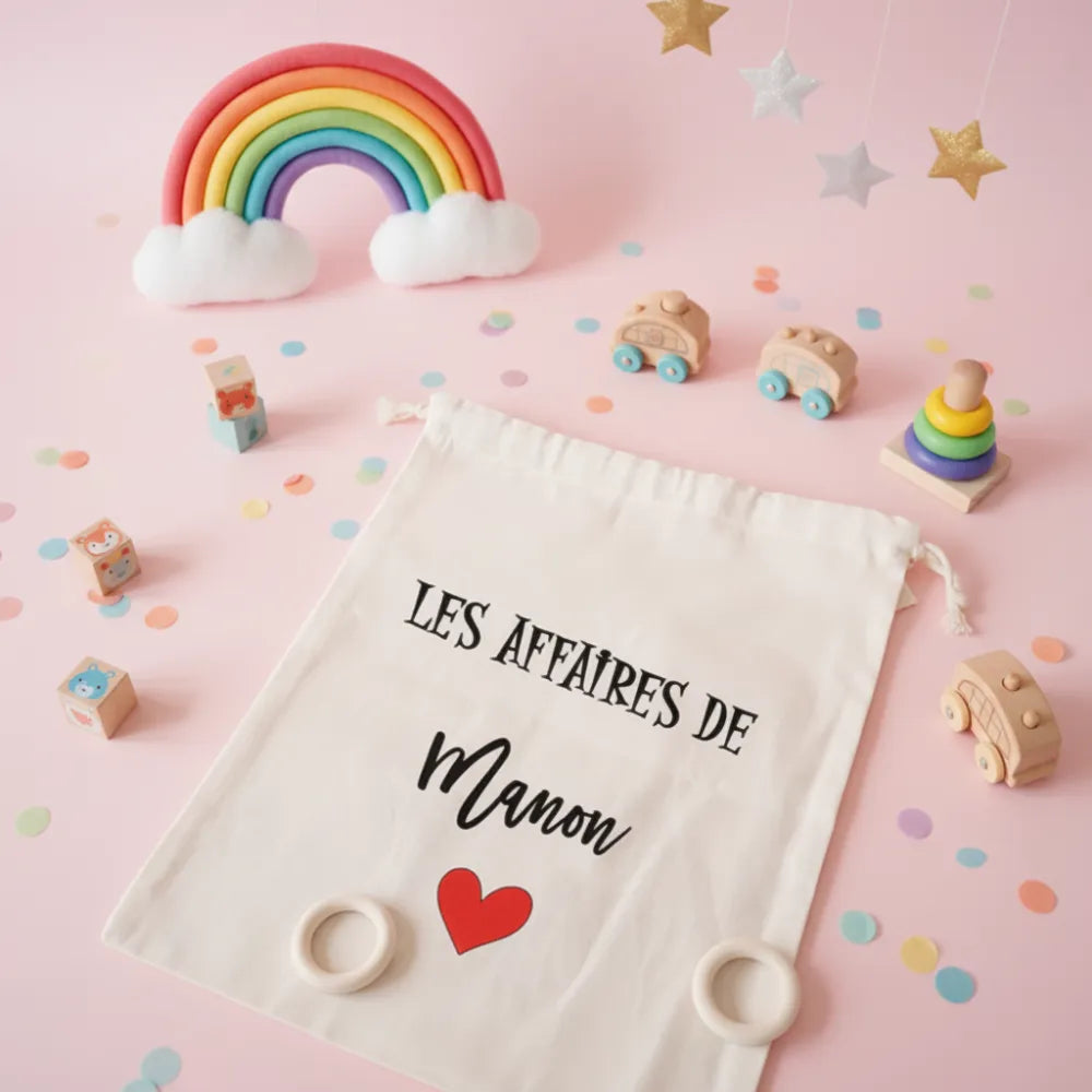 Pochon coton "Les affaires de Manon" avec cœur rouge sur fond rose pastel – sac maternelle enfant - Les Créations des A