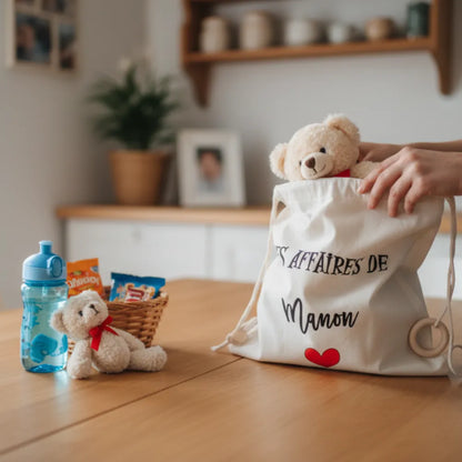 Pochon en coton "Les affaires de Manon" avec cœur rouge, gourde et doudou – sac crèche maternelle personnalisé - Les Créations des A