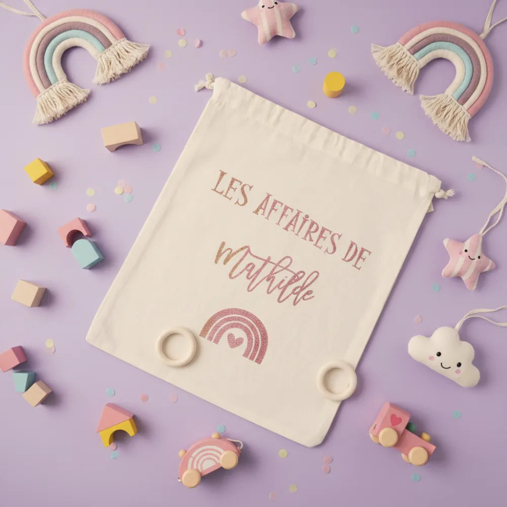 Pochon coton "Les affaires de Mathilde" arc-en-ciel sur fond lavande – sac personnalisé maternelle - Les Créations des A