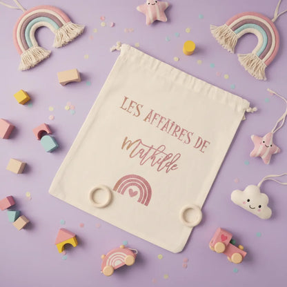 Pochon coton "Les affaires de Mathilde" arc-en-ciel sur fond lavande – sac personnalisé maternelle - Les Créations des A