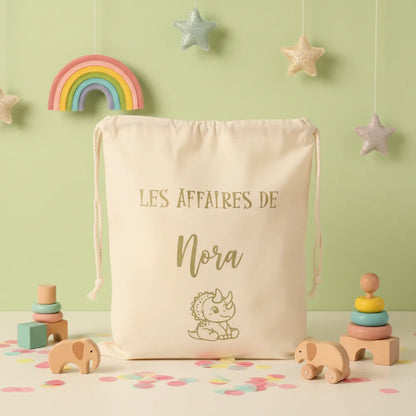 Pochon en coton "Les affaires de Nora" avec dinosaure – sac crèche maternelle personnalisé - Les Créations des A