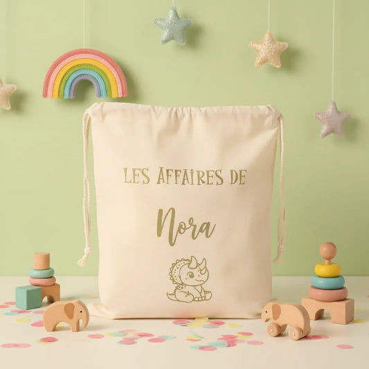 Pochon en coton "Les affaires de Nora" avec dinosaure – sac crèche maternelle personnalisé - Les Créations des A