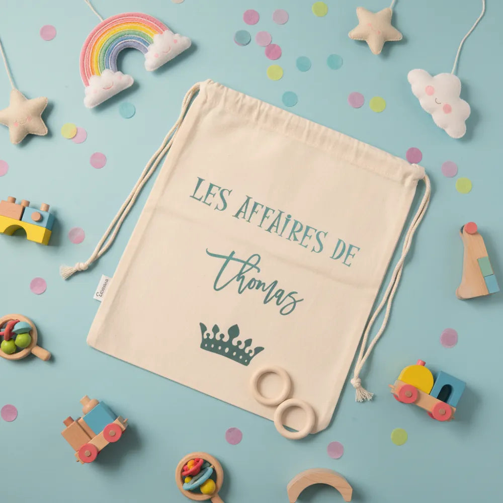 Pochon coton "Les affaires de Thomas" couronne sur fond bleu pastel – cadeau naissance garçon - Les Créations des A