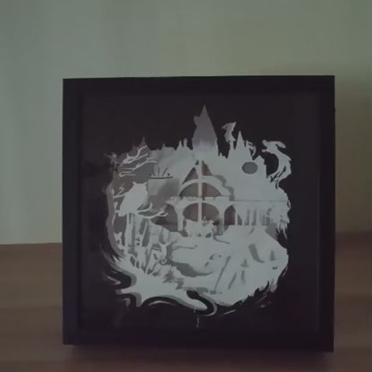 Shadow box lumineuse artisanale inspirée d'un univers de sorciers. Décor multicouche représentant un château magique, un train légendaire et plusieurs éléments fantastiques avec éclairage LED multicolore - Les Créations des A