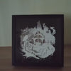 Shadow box lumineuse artisanale inspirée d'un univers de sorciers. Décor multicouche représentant un château magique, un train légendaire et plusieurs éléments fantastiques avec éclairage LED multicolore - Les Créations des A