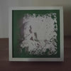 Shadow box lumineuse artisanale représentant une sirène assise au bord de l'eau dans un décor marin féérique. Création multicouche avec éclairage LED et ambiance océanique - Les Créations des A
