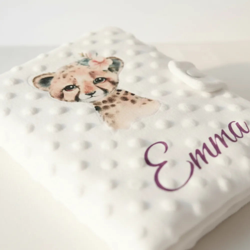 Détail personnalisation prénom Emma sur protège carnet de santé bébé personnalisé – création artisanale - Les Créations des A