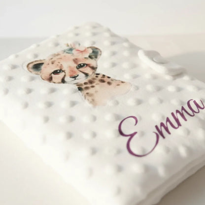 Détail personnalisation prénom Emma sur protège carnet de santé bébé personnalisé – création artisanale - Les Créations des A