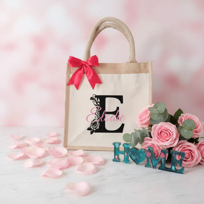 Sac en jute avec initiale "E" florale et prénom Estelle, nœud rouge et roses roses – cadeau personnalisé femme - Les Créations des A