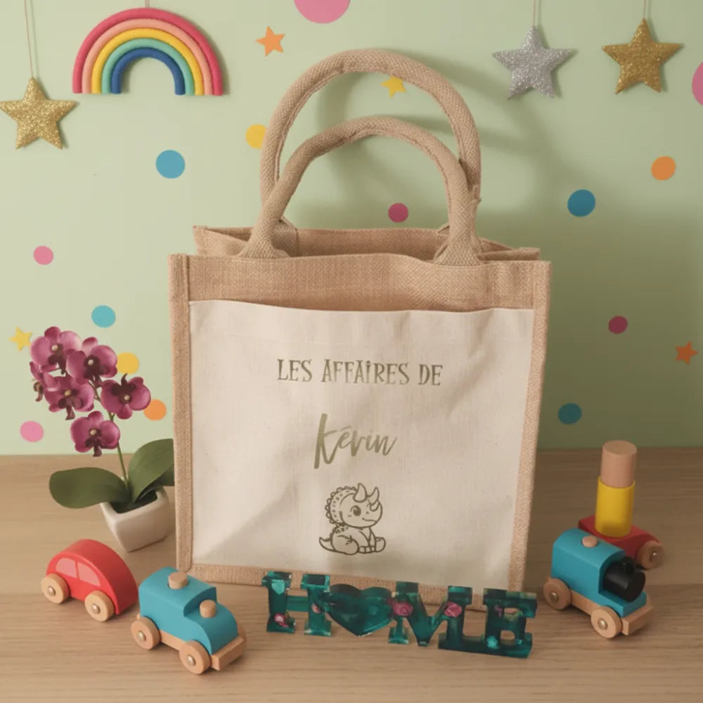 Sac en jute "Les affaires de Kevin" avec dinosaure sur fond vert pastel – sac maternelle garçon personnalisé - Les Créations des A