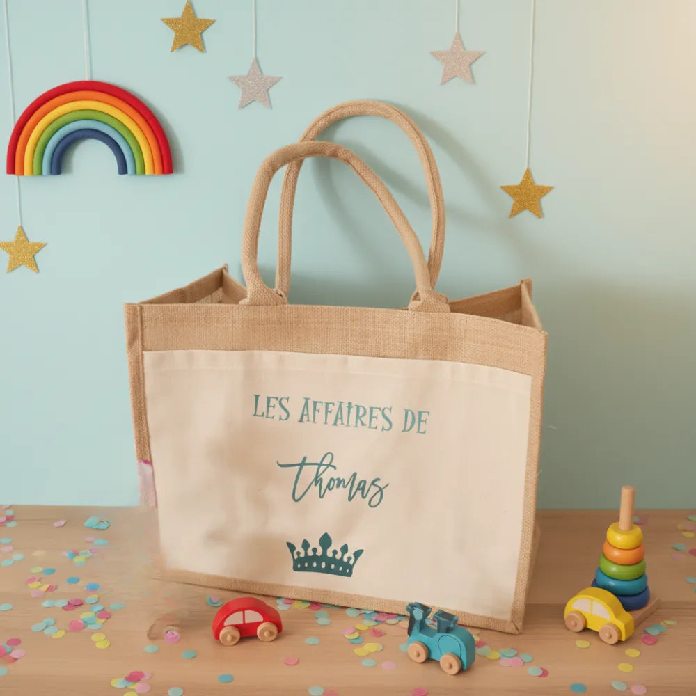 Sac en jute "Les affaires de Thomas" avec couronne teal sur fond bleu pastel – cadeau naissance garçon - Les Créations des A