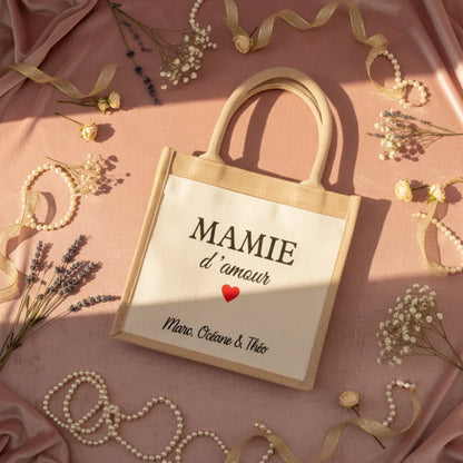 Sac en jute "Mamie d'amour" personnalisé avec prénoms sur fond rose poudré romantique - Les Créations des A