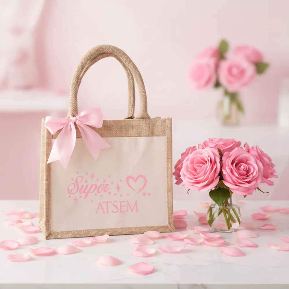 Sac en jute "Super ATSEM" avec nœud rose – idée cadeau maîtresse personnalisée - Les Créations des A