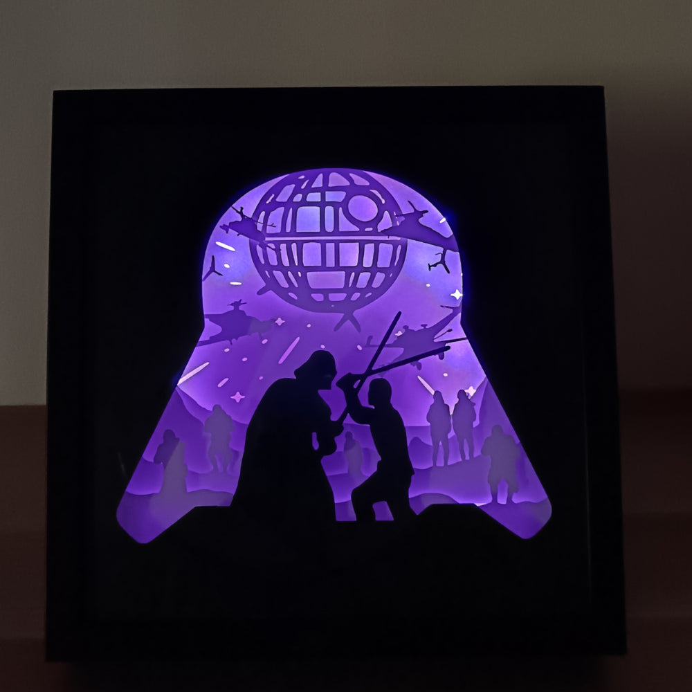Shadow box lumineuse univers galactique avec duel légendaire, station spatiale et vaisseaux interstellaires en papier découpé - Les Créations des A