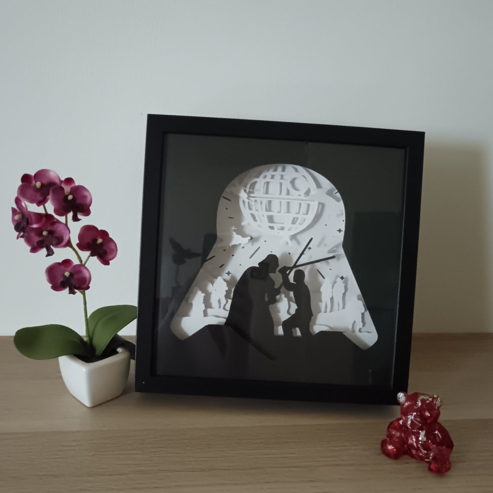 Shadow box lumineuse univers galactique avec duel légendaire, station spatiale et vaisseaux interstellaires en papier découpé - Les Créations des A
