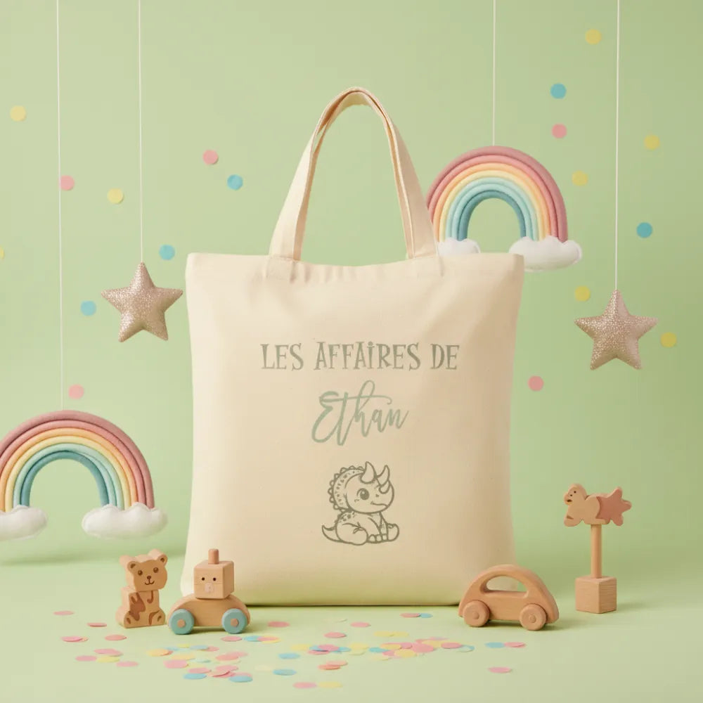 Tote bag naturel enfant "Les affaires de Ethan" avec dinosaure sur fond vert pastel – sac crèche personnalisé - Les Créations des A
