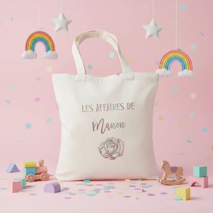 Tote bag enfant "Les affaires de Manon" avec rose sur fond rose pastel – sac maternelle personnalisé - Les Créations des A