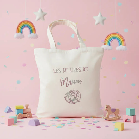 Tote bag enfant "Les affaires de Manon" avec rose sur fond rose pastel – sac maternelle personnalisé - Les Créations des A