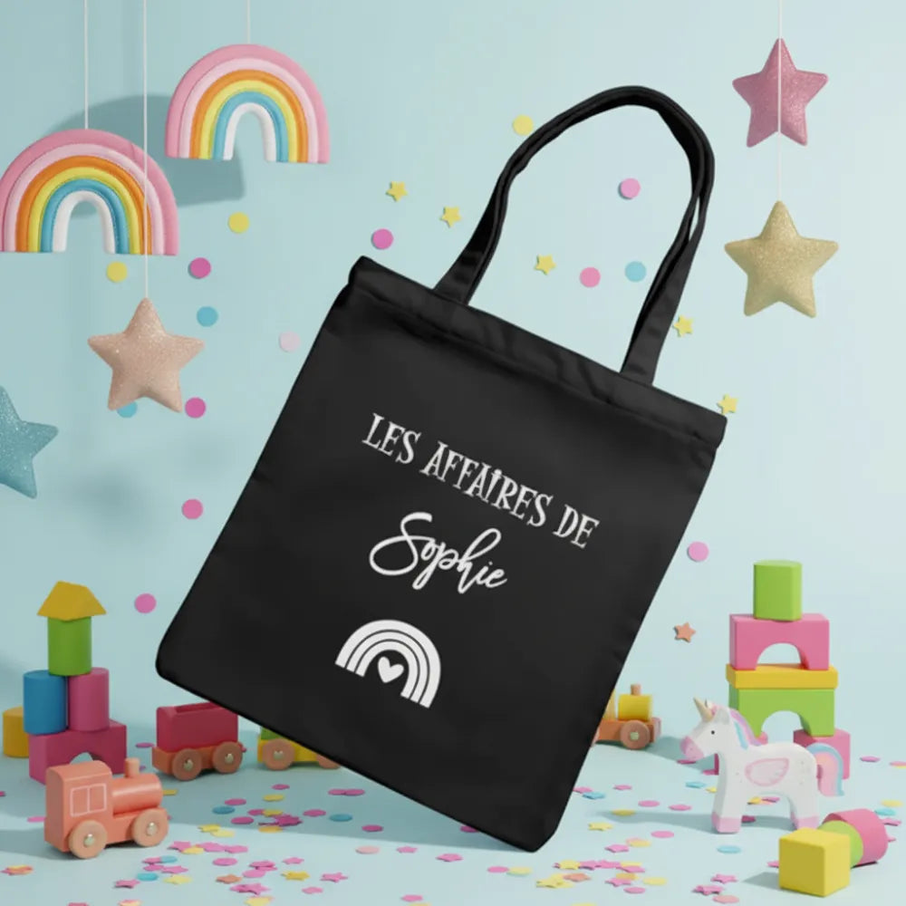 Tote bag noir enfant "Les affaires de Sophie" avec arc-en-ciel sur fond bleu pastel – sac maternelle fille - Les Créations des A