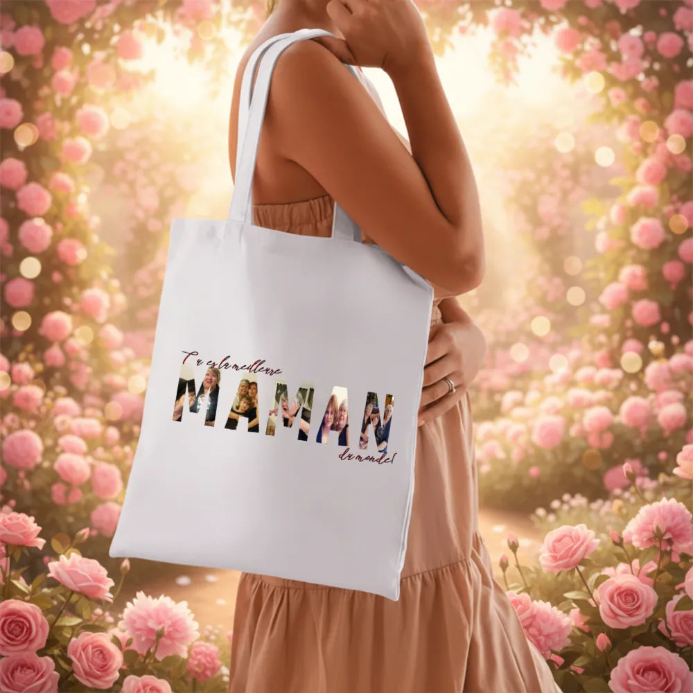 Femme portant un tote bag blanc "Maman" avec photos intégrées dans les lettres – cadeau maman original - Les Créations des A