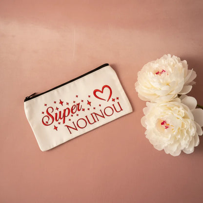 Trousse blanc "Super NouNou" sur velours rose avec pivoines – Cadeaux fin d'année – Les Créations des A