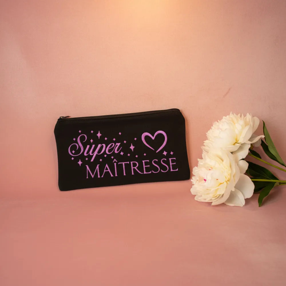 Trousse noire "Super Maîtresse" broderie holographique sur velours rose avec pivoines – Cadeaux fin d'année – Les Créations des A
