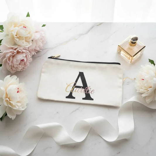 Trousse personnalisée lettre A avec prénom Aurélie en script arc-en-ciel, sur marbre blanc entourée de pivoines roses et d'un ruban blanc - Les Créations des A