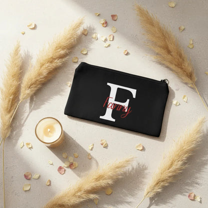 Trousse noire personnalisée lettre F prénom Fanny sur fond pierre gris clair avec pampa et bougie dorée, cadeau femme personnalisé - Les Créations des A